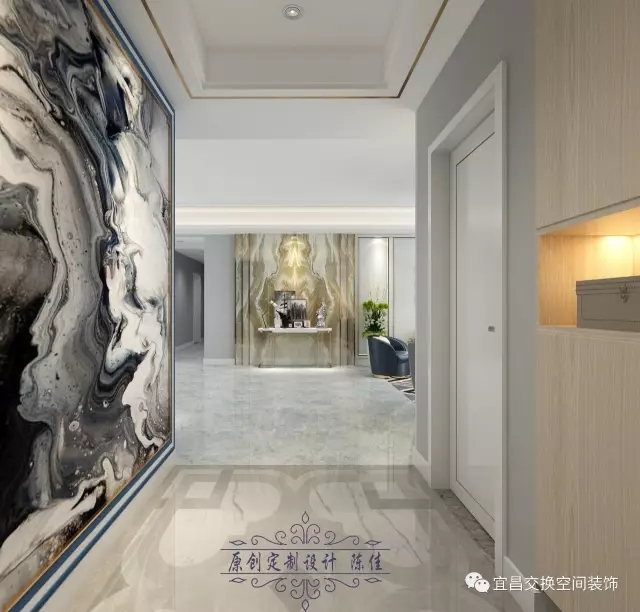 玄关设计，宽敞大气之感迎面而来，左边艺术，抽象画装饰了整面墙壁；右边生活，收纳柜的设计实用而整洁。