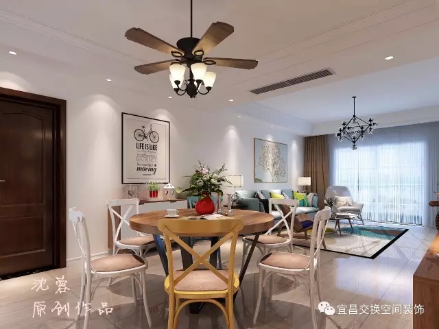 细细一看，白色餐椅中安插了一把黄色餐椅，生活中无时无刻无不展现出新意。开放式的餐厅和客厅，方便业主一边享用晚餐一边看电视。
从这里看过去，在餐桌的后方，也设计了一个白色面的收纳柜，相当于做为业主做入口的一个玄关柜，回到家，换下鞋就收纳起来，让家里看起来整洁而不乱。
