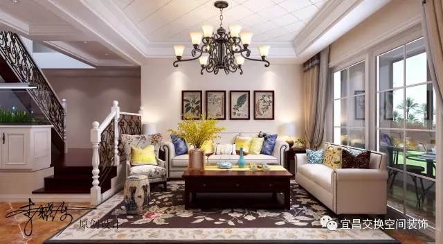 客厅设计  宽敞的落地窗与精致的沙发组合，局部用彩色抱枕与挂画装饰，深色茶几搭配同色系的地毯......客厅是家中的会客区，这样的设计，整体搭配文艺且不失高贵，对于主人而言，相当大气，有面子！